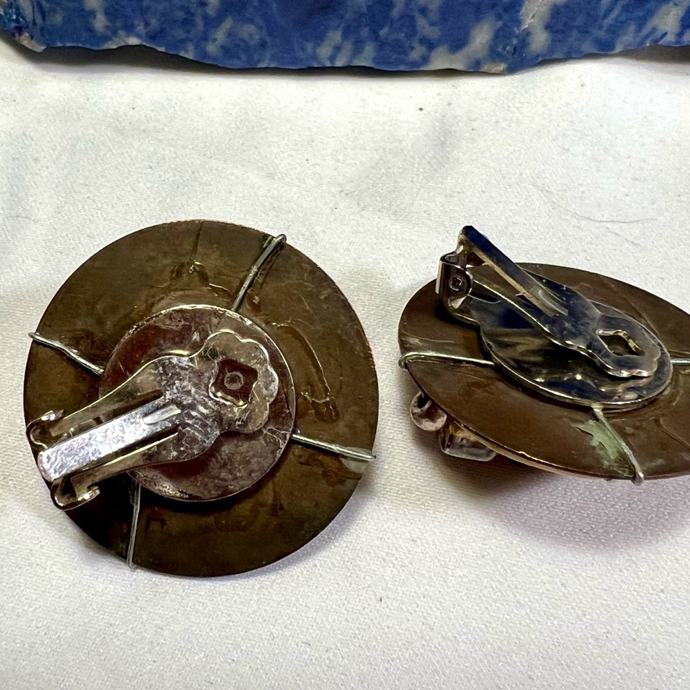 Earrings, copper metal and bones clip on earrings with Brown glass beads. - Picture 4 of 8